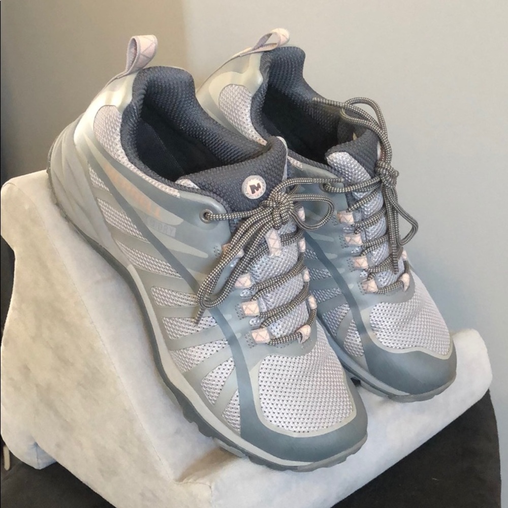 Women’s Merrell Hiking Shoe Size 7